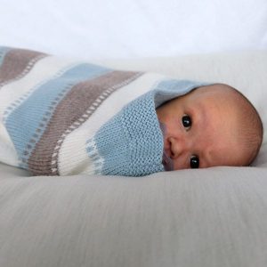 Bluum strikk - Kosepose med striper i Dus blå Pure Eco Baby Wool