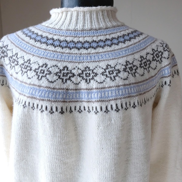 Strikkegenser Ingrid til dame - garnpakke i Bluum Soft Merino Ull