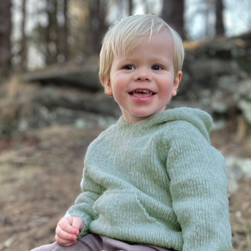 Strikk hettegenser Vårbris - garnpakke fra Bluum i Fluffy